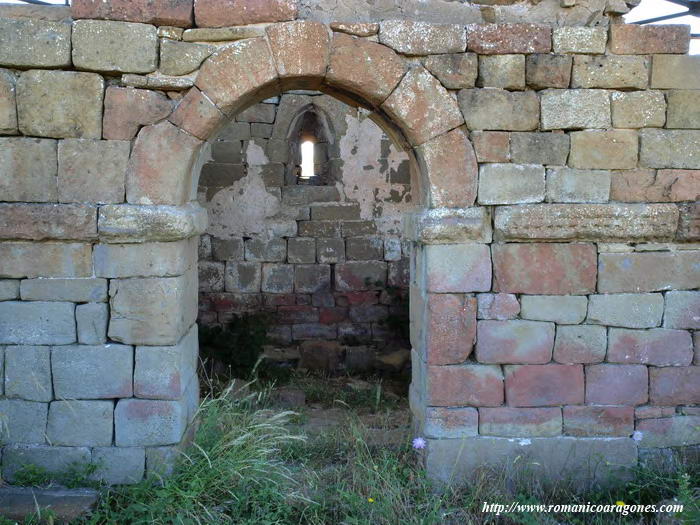 MURO Y VANO DE ACCESO A LA CABECERA DEL TEMPLO
